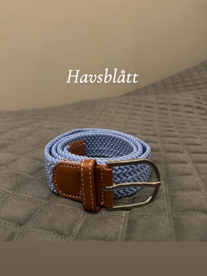 Havsblått flätat bälte - Hej det är helt nytt från Bältgallerian. Det är 105cm långt och 3,5cm brett. Det är i ett elastiskt material så passar större storlekar också. Det finns flera färger bara gå in och kolla min profil.