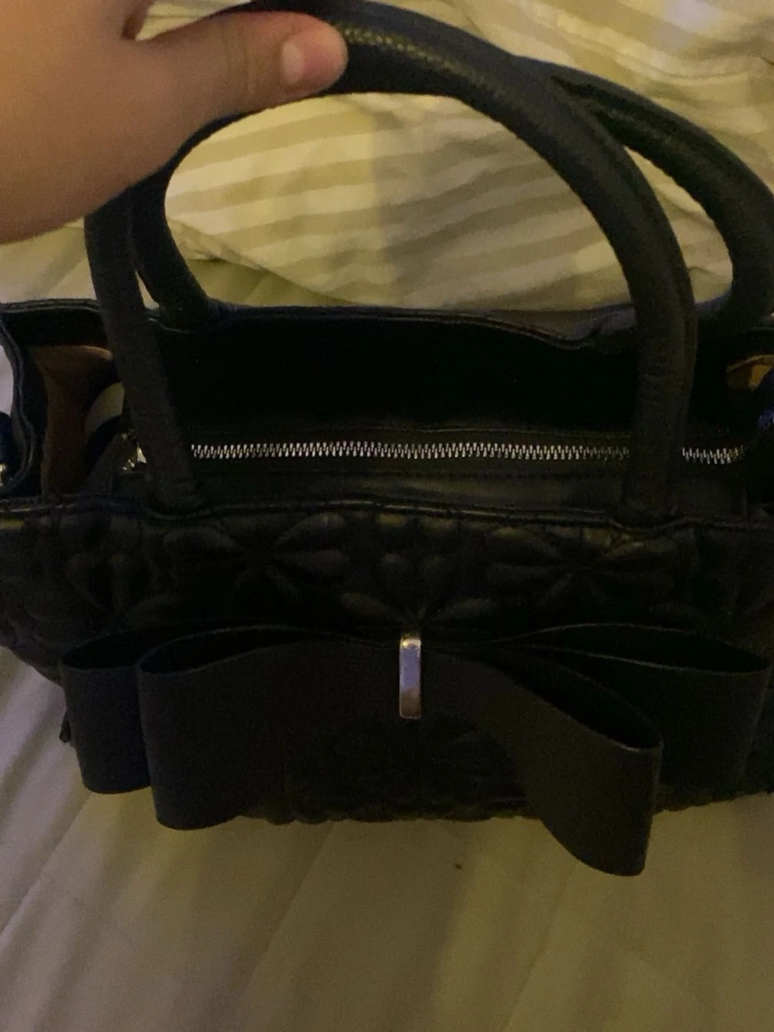 Svart handväska med rosett och blommönster - 2