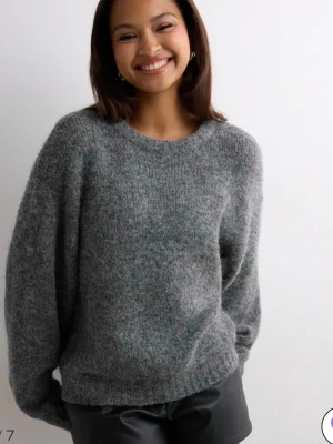 Grå stickad tröja från Nelly - Säljs då den ej används, superfint skick utan defekter eller slitningar! Använd fåtalgånger, mycket eftertraktad och säljs ej längre samt mycket svår att få tag på🖤 Storlek M men funkar som S/M då jag egentligen är S. Köptes för 399kr på Nellys hemsida🖤