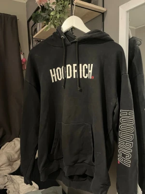 Svart hoodrich tröja  - Jag säljer en svart hoodrich tröja. Snörerna är lite söndriga men annars som ny. 