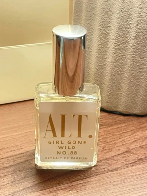Parfym ALT Girl Gone Wild - Säljer denna parfym, se bild på hur mycket som finns kvar. Skickar samma dag eller dagen därpå 🩷✨(30ml flaska)