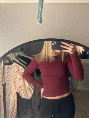 Superfin vidröd topp - Så fin vinröd topp som inte kommer till användning. Väldigt bra skick