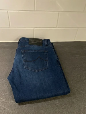 Mörkblå Jacob Cohën - Hej! Nu säljer jag dessa as feta Jacob Cohën jeans som är handgjorda i Italien 🇮🇹| Storlek W28 L30|  Skick: 9/10 Inga defekter                          Nypris=4700| Vårat pris=799 |                                   Mvh Deluxe Fa$hion