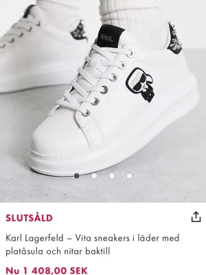 Karl Lagerfeld vita sneakers med nitar GÅR ATT PRUTA! - Vita sneakers i läder från Karl Lagerfeld med platåsula, svart detalj med silverfärgade nitar bak och ikonisk Karl-figur på sidan. Skorna har snörning och en chunky look som sticker ut.