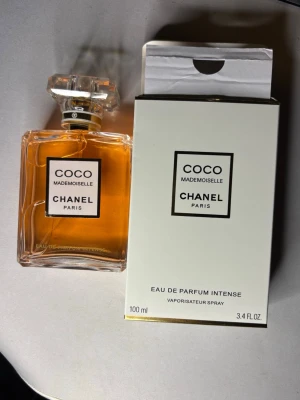 Coco Mademoiselle EdP Intense 100ml - Coco Mademoiselle Eau de Parfum Intense från Chanel, 100 ml. En ikonisk och lyxig parfym från Paris, perfekt för dig som vill sticka ut med en klassisk touch.