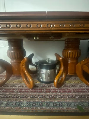 Matbord i äkta trä - Bilderna visar ett bord med dekorativa träben i otrolig kavlite med älta trä samt ett smidigt förlängssystem där bordet kan bli upp till 8 m långt. Bordet förekommer med lite få repor o skav annars i mycket bra skick. OBS stolar ingår ej. Men med stolar fås 8+ stolar plats när bordet är i standard skick. PRIS KAN SJÄLVKLART DISKUTERAS 🥰