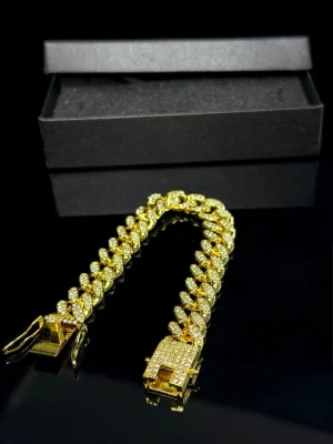 Exlusivt kubansk pansarlänk (Stainless Steel) *Helt ny* - Exklusiv kubansk pansarlänk i guldpläterat rostfritt stål med gnistrande stenar och kraftigt lås (20 cm). Ger en lyxig statement-look som lyfter vilken outfit som helst. Perfekt både till vardag och fest. *Helt ny*