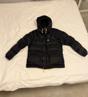HELT NY - Fjällräven Expedition Down Lite XL - Köpte jackan för 2 veckor sedan från Naturkompaniet. Har haft på mig den 3 olika gånger. Vill sälja den nu när jag gillade en annan jacka mer. Den är väldigt skön och sitter fint, mycket bra kvalité.