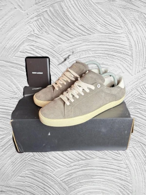 Saint Laurent SL06 Skor - Extremt snygga Saint Laurent skor i storlek 42,5, extremt lite slitage då jag köpte nya och bara använt de några få gånger! Innersulan är 28 cm lång!🙌  📩 Frågor? Hör gärna av dig! 📲 Följ oss här på Plick för fler uppdateringar. ♻️ Tack för att du handlar mer hållbart med A.M.C Archive!