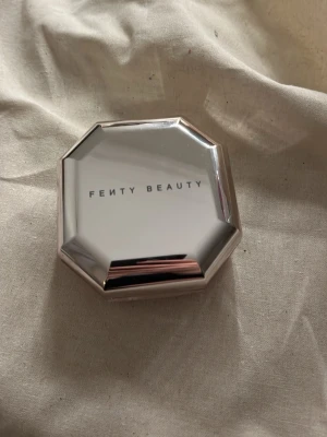 Fenty Beauty Pro Filt'r Setting Powder Banana - Fenty Beauty Pro Filt'r Instant Retouch Setting Powder i nyansen Banana. Löst puder med gul underton som tyvärr inte passade min hudton när jag testade den så därför säljer jag vidare till ett billigt pris. 