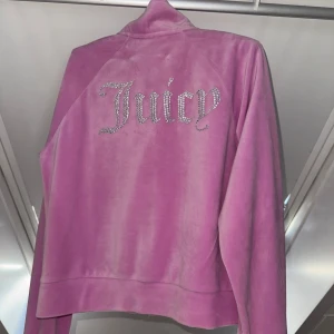 Juicy Couture kofta  - Koftan är i st L, men den är croppad och sitter som en S/M.