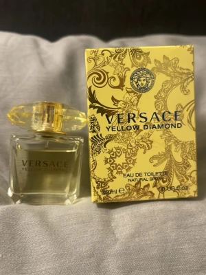 Versace Yellow Diamond 30ml EdT - Versace Yellow Diamond Eau de Toilette, 30ml. En ikonisk parfym med lyxig känsla och snygg design. Perfekt för dig som vill sticka ut med en exklusiv touch i vardagen.