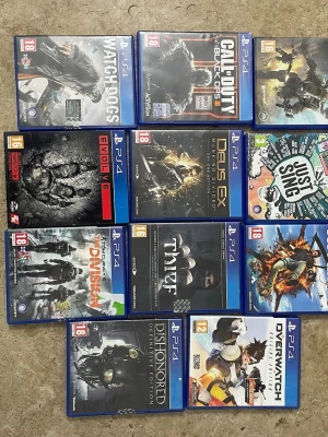 PlayStation 4 spelpaket (12 titlar) 100kr/st - Samling med 12 PS4-spel, inklusive Watch Dogs, Call of Duty Black Ops III, Titanfall 2, Evolve, Deus Ex Mankind Divided, Just Sing, The Division, Thief, Just Cause 3, Dishonored Definitive Edition och Overwatch. Alla fodral i gott skick, perfekta för spelsamlaren!