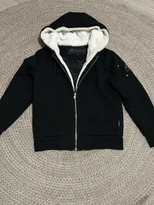  Mosse knuckels kofta  - Mosse knuckels kofta hos oss på Steelo_marknad. Endast för 2100 kroner missa inte ‼️