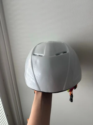 Vit skidhjälm. Ski & snowboard helmet - Jag säljer en vit skidhjälm, märket är Tecno PRO. Den har ett klistermärke på baksidan men den går att dra bort ifall man vill det:) Skriv gärna till mig om ni har frågor eller är intresserade av hjälmen 😇😇 priset kan diskuteras!! Storleken på hjälmen är 55-58 så alltså M
