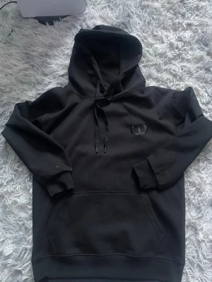 Svart Hoodie - Svart Hoodie med luva. Storlek S