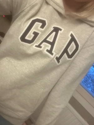 GAP hoodie  - Jättesnygg o skön hoodie från Gap, säljer eftersom jag inte använder den. Ganska tunt material men ändå varm. Skriv för fler bilder 