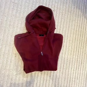Vinröd zip-hoodie - En snygg vinröd vip-hoodie. Använd väldigt lute