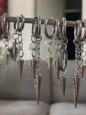 Unika handgjorda örhängen! - Unik väst med coola detaljer i både silver och guld. Västen har kedjor med hängande konformade metalldetaljer och pärlor, vilket ger en edgy vibe. Kontakta vid frågor ! Skicka bild på vilka örhängen du vill ha så fixar jag!🙌🙌 Finns i både silver och guld! 35 st! Och ett PAR FÖR 65 !