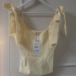 Gul topp Zara - Så så fin gul topp!🤩💛