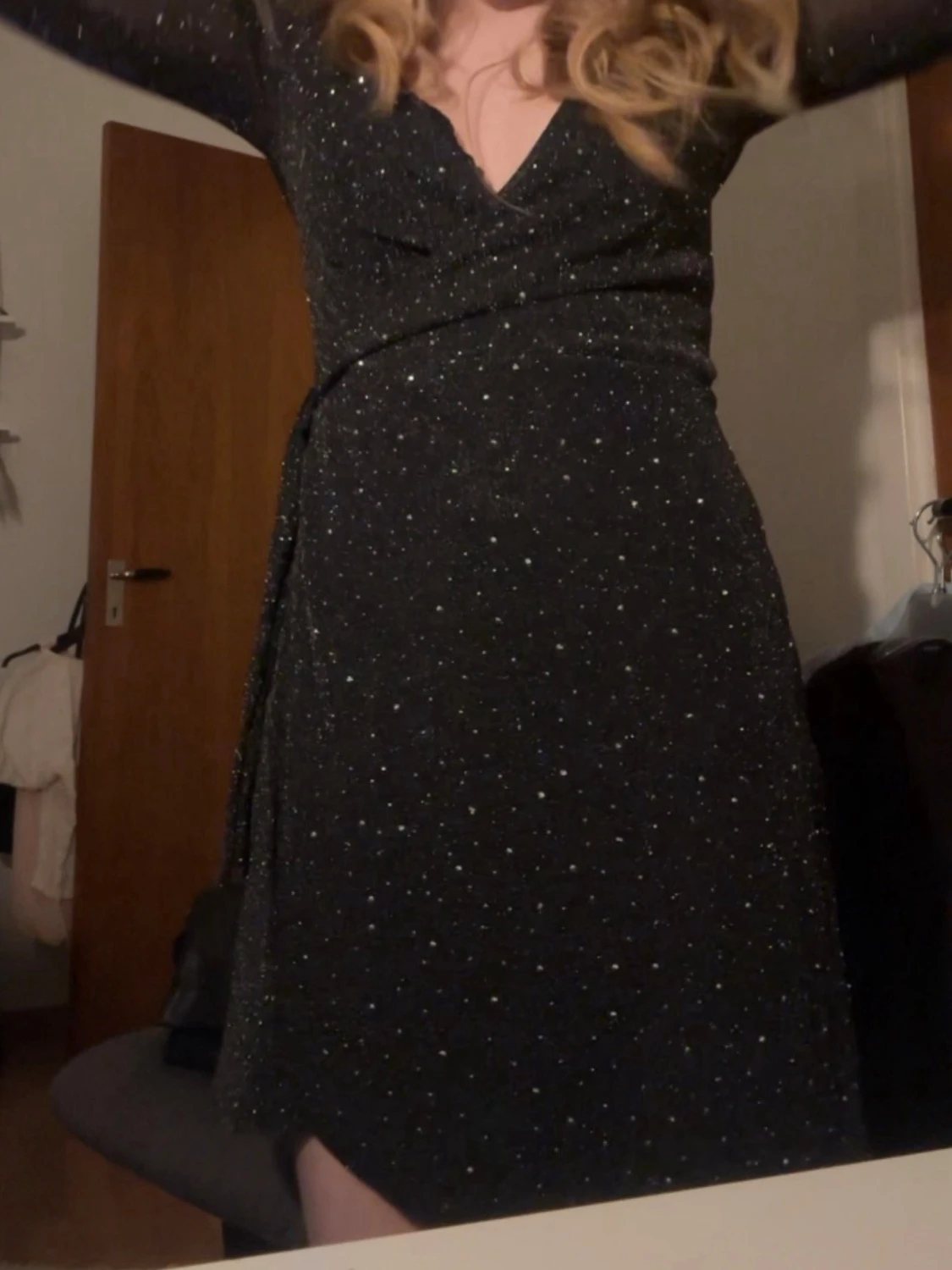 Glittrig klänning  - 1
