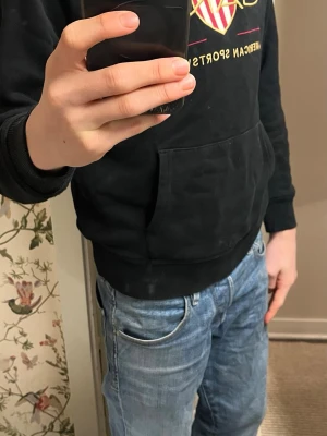 Svart gant hoodie - Säljer en snygg svart gant hoodie med ett hål på vänster ärmen kontakta vid minsta tanke av att vilja köpa