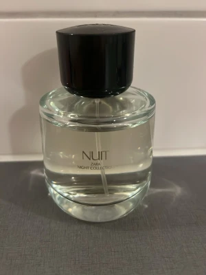 Nuit Night Collection parfym - Upptäck Nuit från Zara Night Collection – en stilren parfym som ger en modern touch till din doftgarderob. Perfekt för dig som vill ha något trendigt och fräscht.