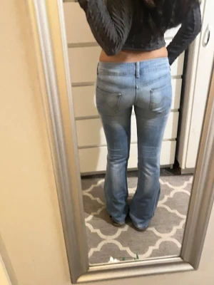 Lågmidjade bootcutjeans - Omsydda till bootcut. Storlek 38 men skulle säga xs/s, måtten ser ni på bilderna annars tveka inte att ställa frågor 💗