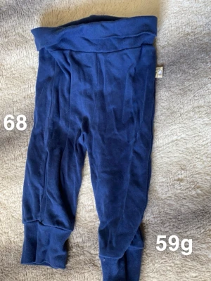 Mörkblå byxor -  mörkblå byxor med bred mudd i midjan och vid bensluten. Perfekta för chill dagar eller när du vill ha något riktigt bekvämt på dig. Passar till både hemmamys och utflykter.🌸 Fint använt skick. Storlek 68