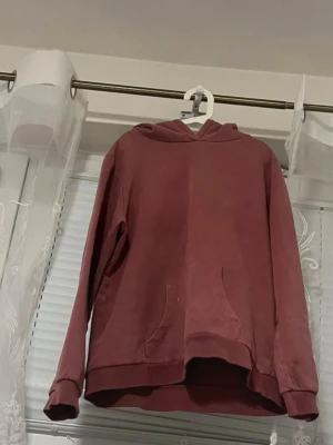 Name It Hoodie – Dusty Rose - Comfortable hoodie from Name It in a beautiful dusty rose / mauve colour. Soft fabric with warm fleece lining inside – perfect for everyday wear, school or casual outfits. ✔ Size: 13–14 years / 158–164 cm ✔ Brand: Name It ✔ Colour: Dusty rose / mauve ✔ Style: Hoodie with kangaroo pocket ✔ Condition: Good condition, no holes or major flaws Feel free to message me if you have any questions 🌸 