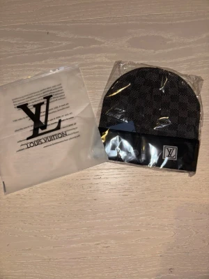 Svart mössa  - Helt ny svart mössa, perfekt för vintern ❄️passar även som present 🎁.