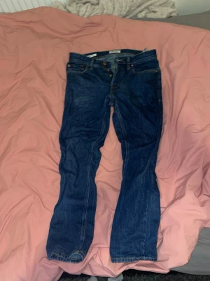 Jack & jones jeans  - Säljer ett par jack & jones jeans i storleken 30/30. Denim blå, inte stretchiga utan fasta jeans