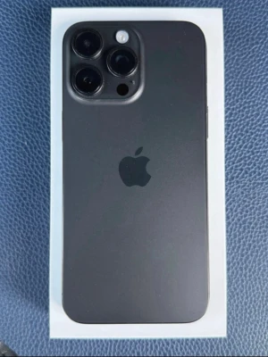 iPhone 15 Pro max 1 Tb - Snygg iPhone 15 Pro i svart, med trippelkamera och modern design. Telefonen ser ut att vara i mycket gott skick utan synliga repor eller skador. Levereras med originalkartong. Perfekt för dig som vill ha Apples senaste teknik och prestanda. Har 1 Tb (1 tusen gigabyte)