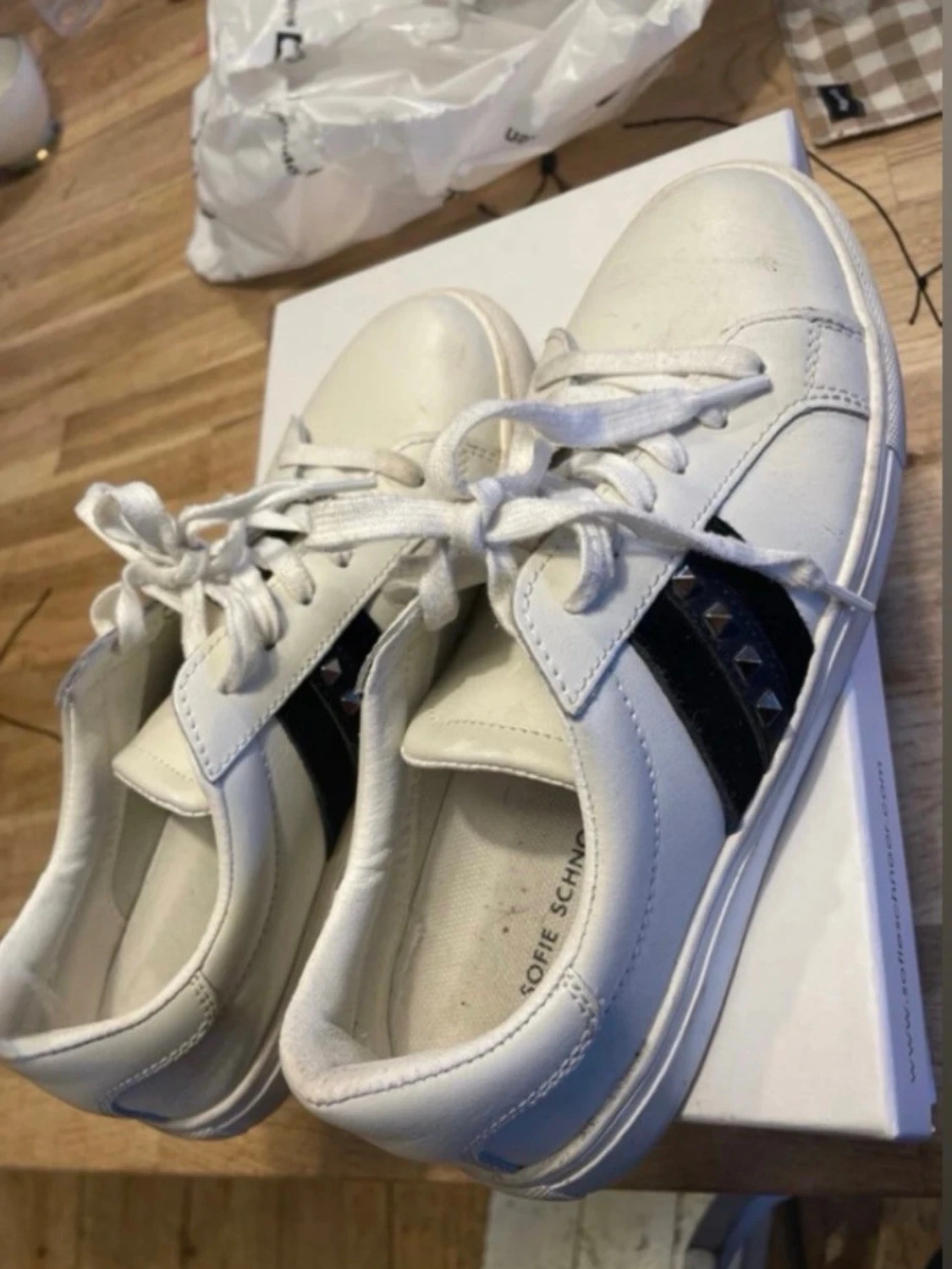 Vita sneakers från Sofie Schnoor