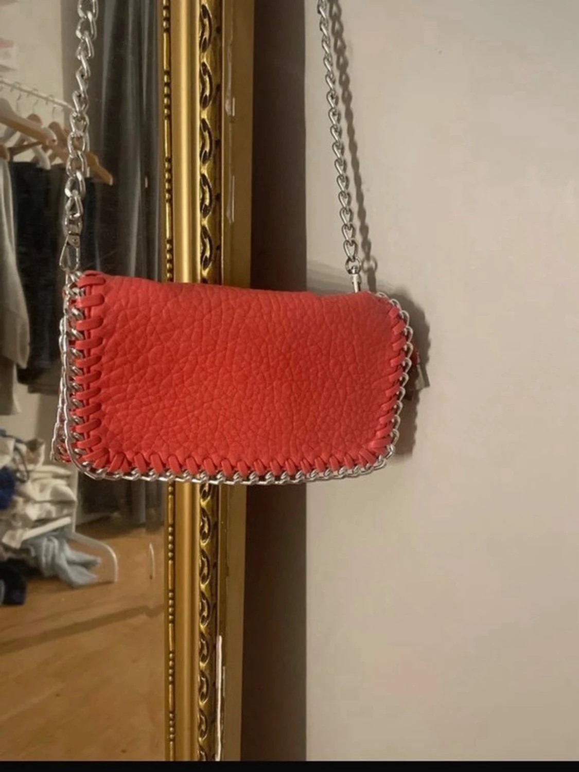 Röd axelväska från Tiamo med kedja