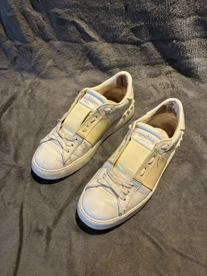 Valentino open - Tjej opens i okej skick, skriv vid frågor! Super snygga skor 🌸. 36 sitter som 37 