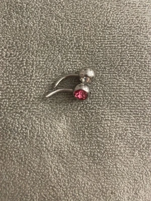 3 snygga navelpercingar - 3 navelpercingar, 1 guldig och 2 silvriga. 2 av navelpercingarna har ingen överdel därför säljer vi billigare.