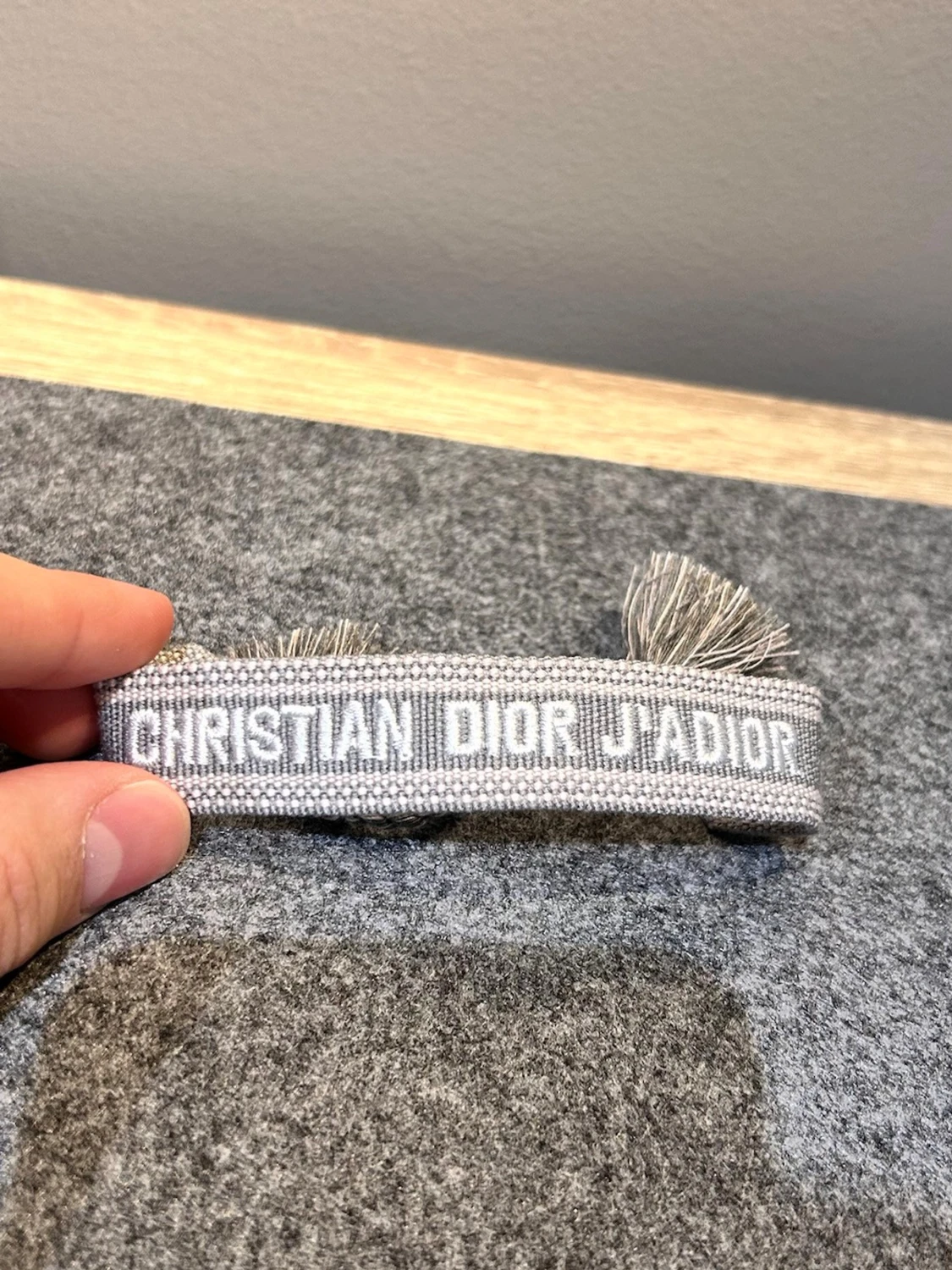 Grått dior armband