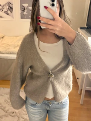 Stickad kofta - Säljer denna populära kofta från Lindex då den tyvärr inte kommer till användning. Endast använd två gånger, alltså nästan som i nyskick (därav det höga priset)!🌸