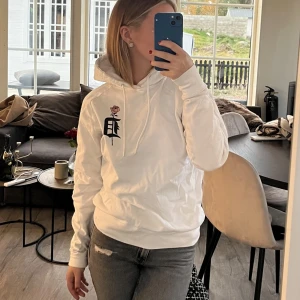 Vit hoodie - Vit hoodie från Dope. Använd ca 2 ggr och är i nyskick. 
