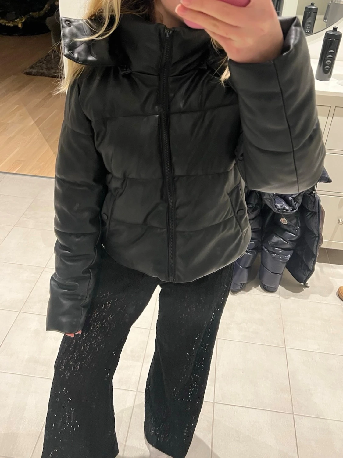 Svart pufferjacka i skinnimitation