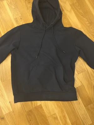 Mörkblå hoodie från Jack and Jones storlek S - Stilig och skön mörkblå hoodie från Jack and Jones i storlek S. Skriv vid funderingar!