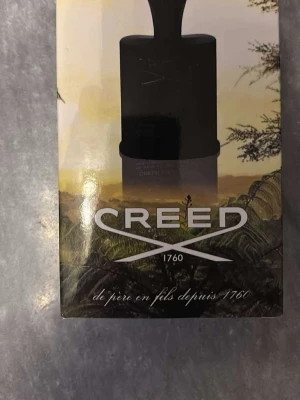 Creed exklusiv parfym - Lyxig parfym från Creed, grundat 1760. Perfekt för dig som vill sticka ut med en klassisk och tidlös känsla. Snygg förpackning med elegant design.