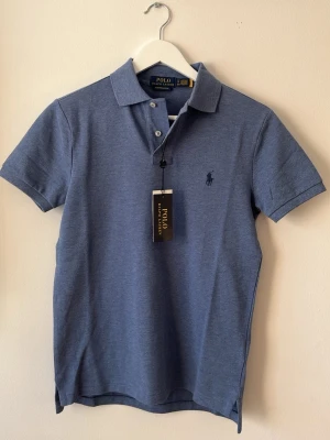 Ralph Lauren pike/t-shirt - En väldigt fin tröja i bästa skick. Tröjan är helt oanvänd och är 100 % äkta. Nypris 1200, och jag säljer för 599. På grund att den inte passade mig. 