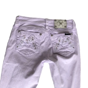 Miss me ljuslila Jeans - Skriv för bild på Ljuslila lågmidjade Miss me jeans i bra skick. Den har en skinny modell.                                                   🪽Innerbenslängd: 75 cm                                  🪽Midjemått raktöver: 35 cm 
