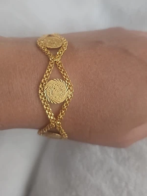 Armband - Bilderna visar ett armband i guldpläterad. 