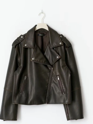 Smutsbtun bikerjacka från Gina Tricot - Cool svart bikerjacka i ÄKTA SKINN från Gina Tricot. Jackan har bred krage, axelklaffar och dragkedjor både framtill och vid fickorna. Oversized passform med långa ärmar och snygga detaljer som ger en edgy vibe. Storleken extra small är rimlig och passar såväl liten medium som en extra small. Nypris 800