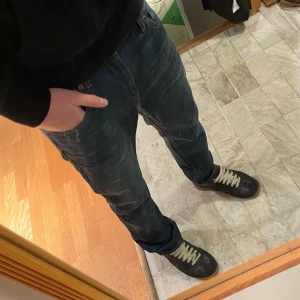 Levi's 511 mörkblå jeans straight fit - Feta Levis 511 i bra skick med snygg fade | Storlek 29/29 | Skriv vid funderingar och skicka gärna bud! 