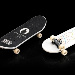 SVART MINI SKATEBOARD FINT SKICK från Tech ny pris 300kr st  Deck Paris 2024 - *Hallå 🤩 jag Säljer en svart mini skateboards med Paris 2024 och OS-logga framtill.  perfekt för dig som gillar sportiga och trendiga leksaker. Aldrig lekt med stått förvarats i en box. 🛹