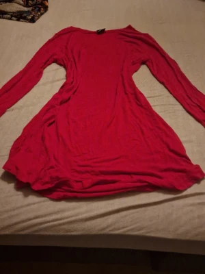 Röd långärmad topp från Gina Tricot - En enkel och snygg röd långärmad topp från Gina Tricot i storlek M. Modellen är rak med rund halsringning och tillverkad i ett mjukt och stretchigt material som känns skönt mot huden. Perfekt att styla med jeans eller kjol. Om du är enbart person skulle detta kunna funka som en kort klänning. Oanvänd, prislapp saknas. Priset kan diskuteras 🫶